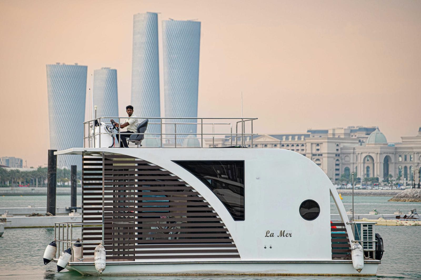 La Mer Houseboat — Two-deck houseboat with crew — photo 1