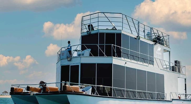 Royal Suite Houseboat — Floating suite with crew — photo 1