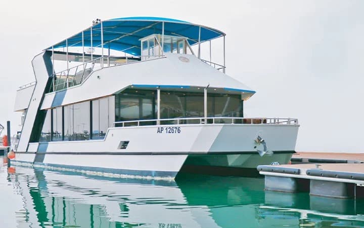 The View Houseboat — Houseboat with rooftop lounge — photo 1